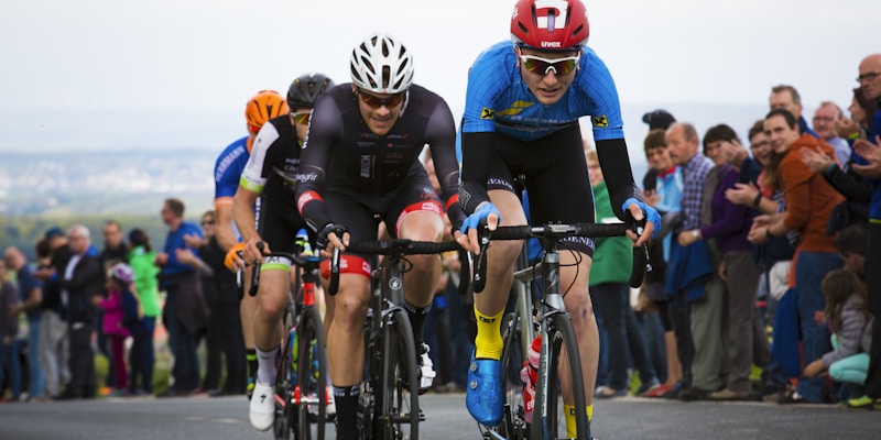 中国球迷在多屏设备上观看高清体育直播的现代场景